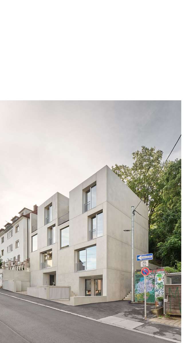 Das Doppel-Haus der Architekten VON M aus Stuttgart von der Straßenseite gesehen.