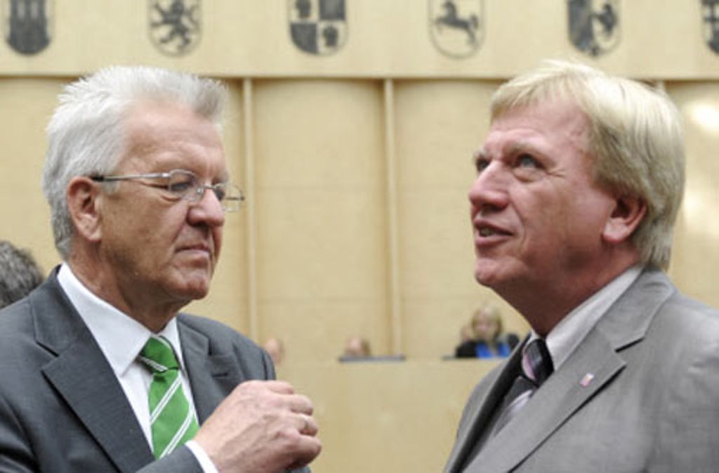 Nur der hessische Ministerpräsident Bouffier (rechts) begrüßt den Neuling Winfried Kretschmann vor seiner ersten Bundesratsitzung. Foto: dapd