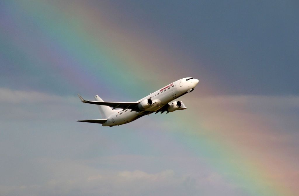Perfekt getroffen: Diese Boeing 737 hat Kevin Schaaser direkt vor einem Regenbogen erwischt.