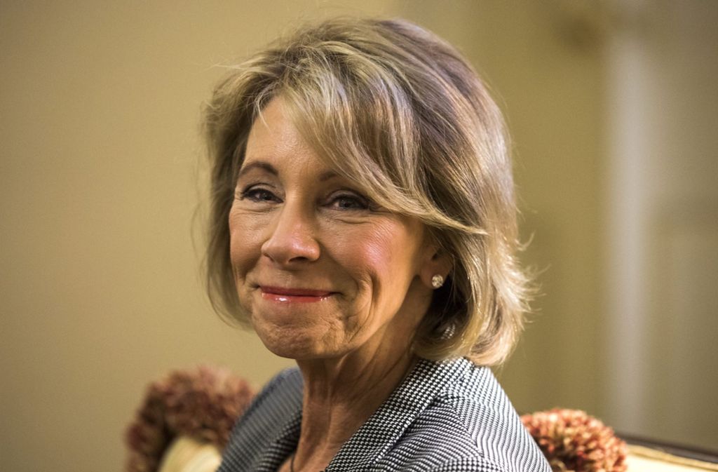 Die frühere Vorsitzende der Republikaner in Michigan, Betsy DeVos, soll sich um die Erziehung kümmern – sie wird Bildungsministerin.