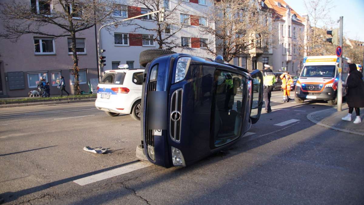 Verkehrsunfall in Stuttgart-West: Kollision fordert Leichtverletzte -Straßensperrung sorgt für Stau