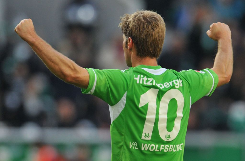 Hitzlspergers letzte Station in der Fußball-Bundesliga ist Wolfsburg. Dort trägt der Mittelfeldantreiber das trikot mit der Nummer 10. Die Karriere endet danach beim FC Everton – einmal Brite, immer Brite.