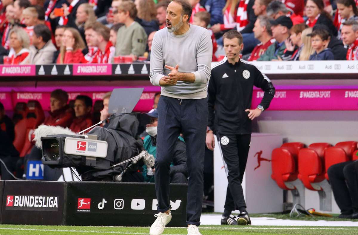 Trainer Pellegrino Matarazzo treibt seine Mannschaft an. Der VfB Stuttgart strebt gegen die Kölner einen Sieg an.