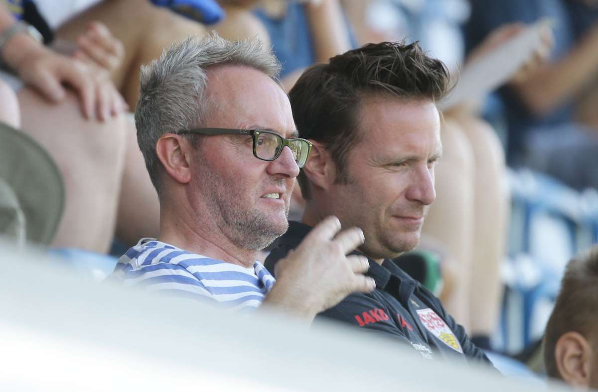 VfB-Vorstandschef Alexander Wehrle und NLZ-Direktor Thomas Krücken (re.) waren unter den 570 Zuschauern im Gazi-Stadion auf der Waldau.