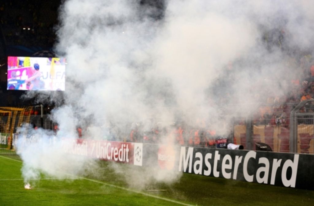 Aus dem Galatasaray-Block flogen mehrfach Feuerwerkskörper auf das Spielfeld. Das Spiel wurde vom Schiedsrichter für drei Minuten unterbrochen.