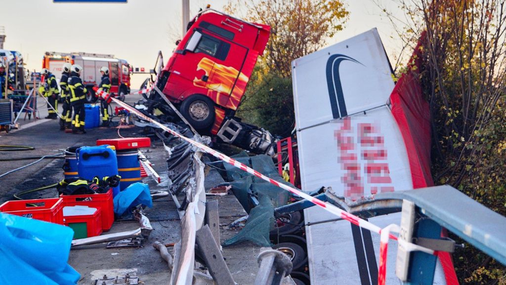 Lkw-Unfall auf A81 bei Ludwigsburg: Schwierige Bergung führt zu Mega-Stau