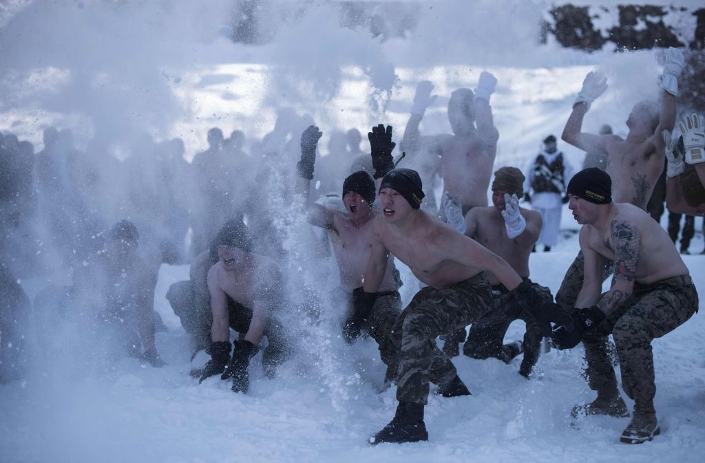 Die Männer wirblen Schnee für die Fotografen auf ...