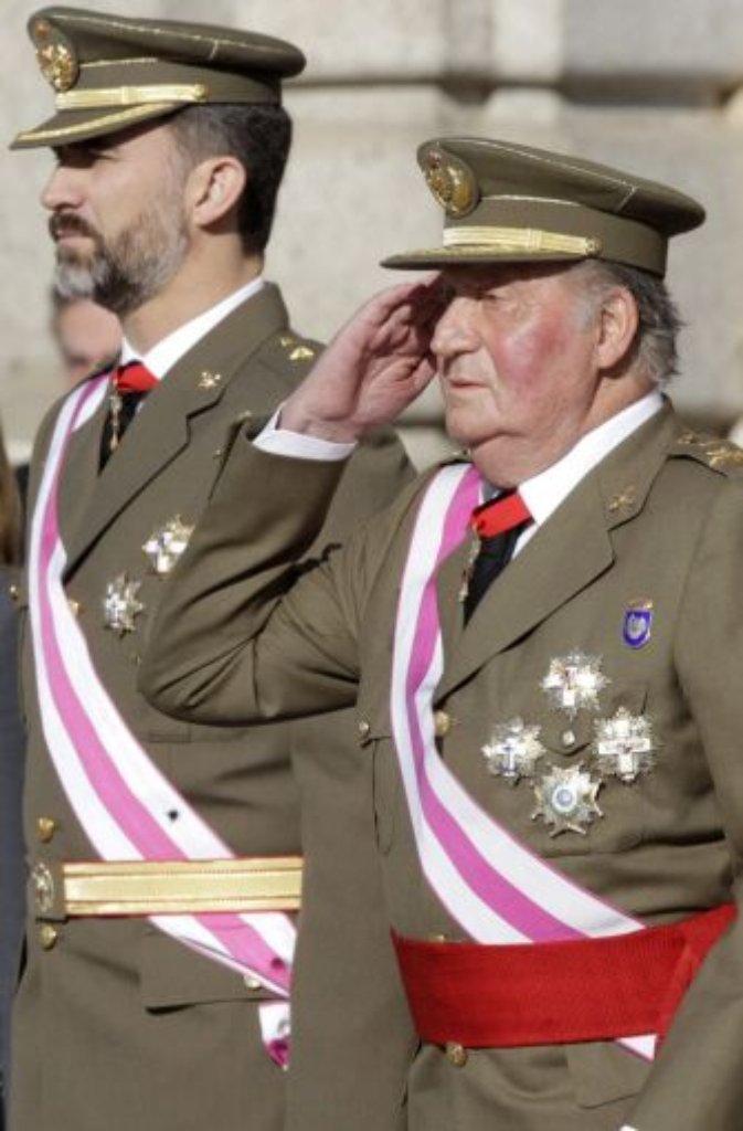 Felipes Vater hatte im vergangenen Jahr die Spanier gegen sich aufgebracht: Im April war bekanntgeworden, dass Juan Carlos in Botsuana an einer Elefantenjagd teilgenommen hatte. Einige Politiker legten dem König die Abdankung nahe. Doch noch will Juan Carlos das nicht, ...