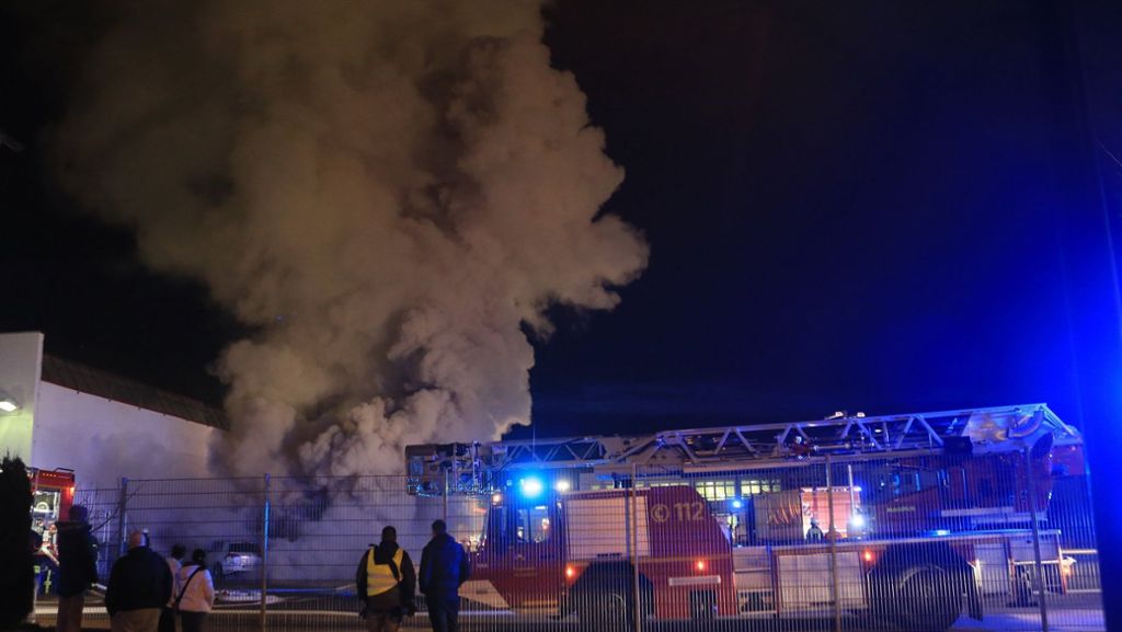 Brand in Heidenheim: Löscharbeiten bei Lagerhalle dauern an