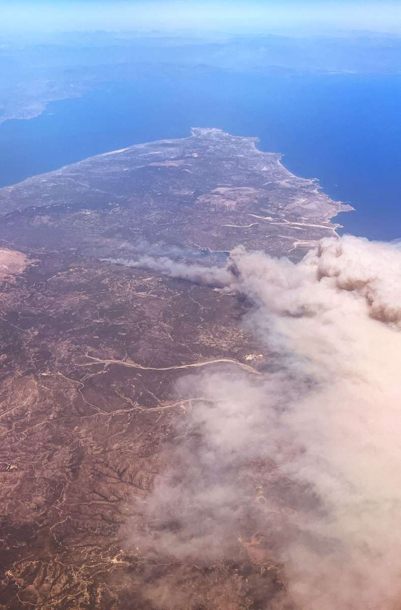 Laut Medienberichten haben manche der jetzt evakuierten Urlauber ihre Flüge von der Insel verpasst, da die Flammen die normalen Verkehrsverbindungen abgeschnitten hatten.