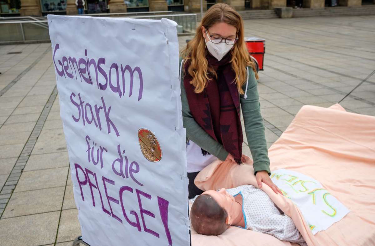Demo für eine starke Pflege auf dem Schlossplatz in Stuttgart.