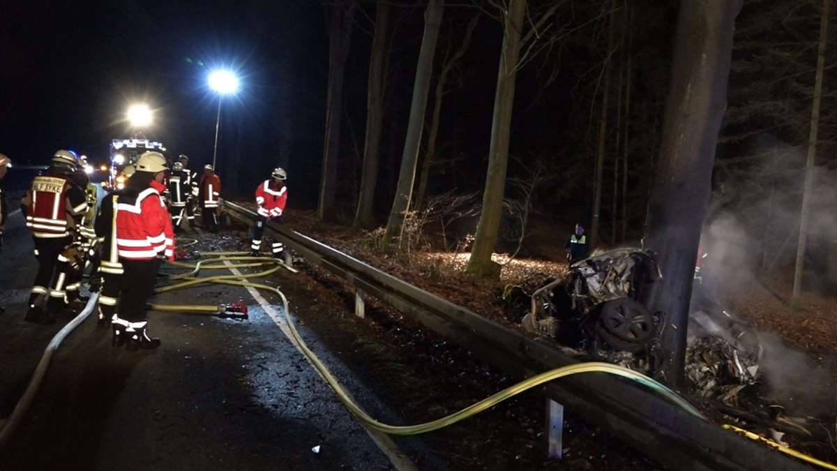 Niedersachsen: Fahrer verbrennt nach Unfall im Auto
