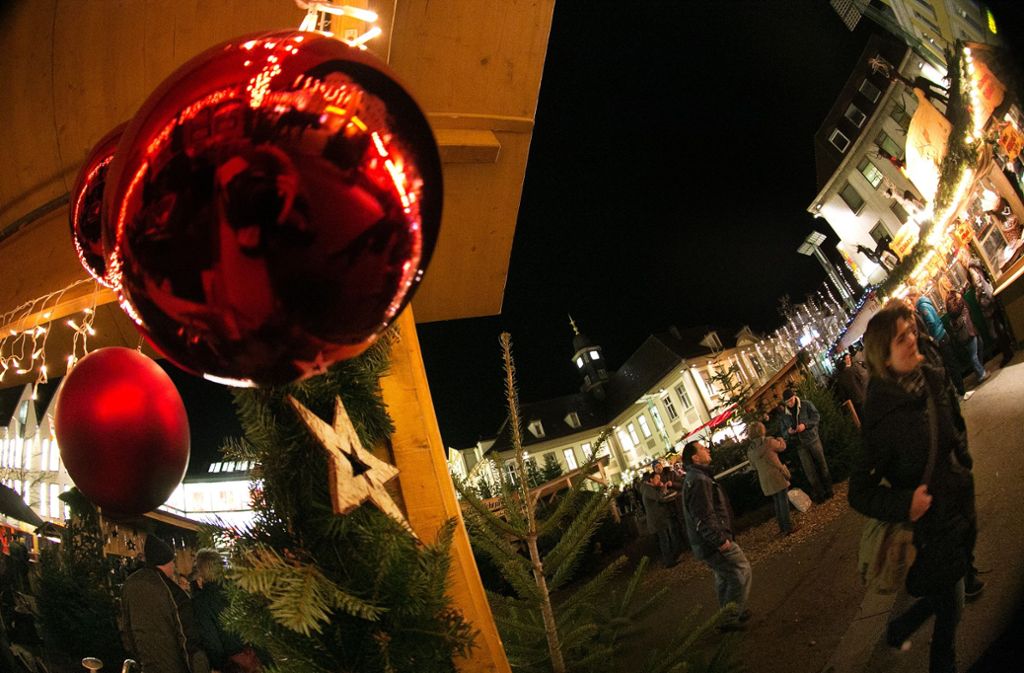 Damit dauert der Weihnachtsmarkt in Göppingen volle vier Wochen und ist reicht sogar über das Weihnachtsfest hinaus. Hunderte Tannenbäume und rustikale Holzbuden sorgen für eine entsprechende Atmosphäre.