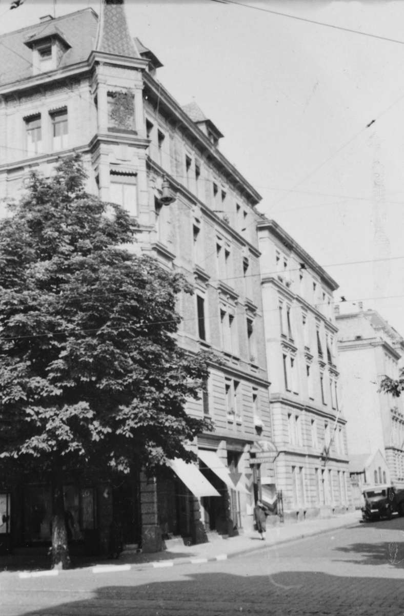 Bevor sie ausgebombt wurde lebte, die Familie in der Rotebühlstraße. Lotte Schnurer konnte in der Pogromnacht 1938 beobachten, wie das einem jüdischen Inhaber gehörende Geschäft an der Ecke Reuchlinstraße von der SA zerstört wurde.
