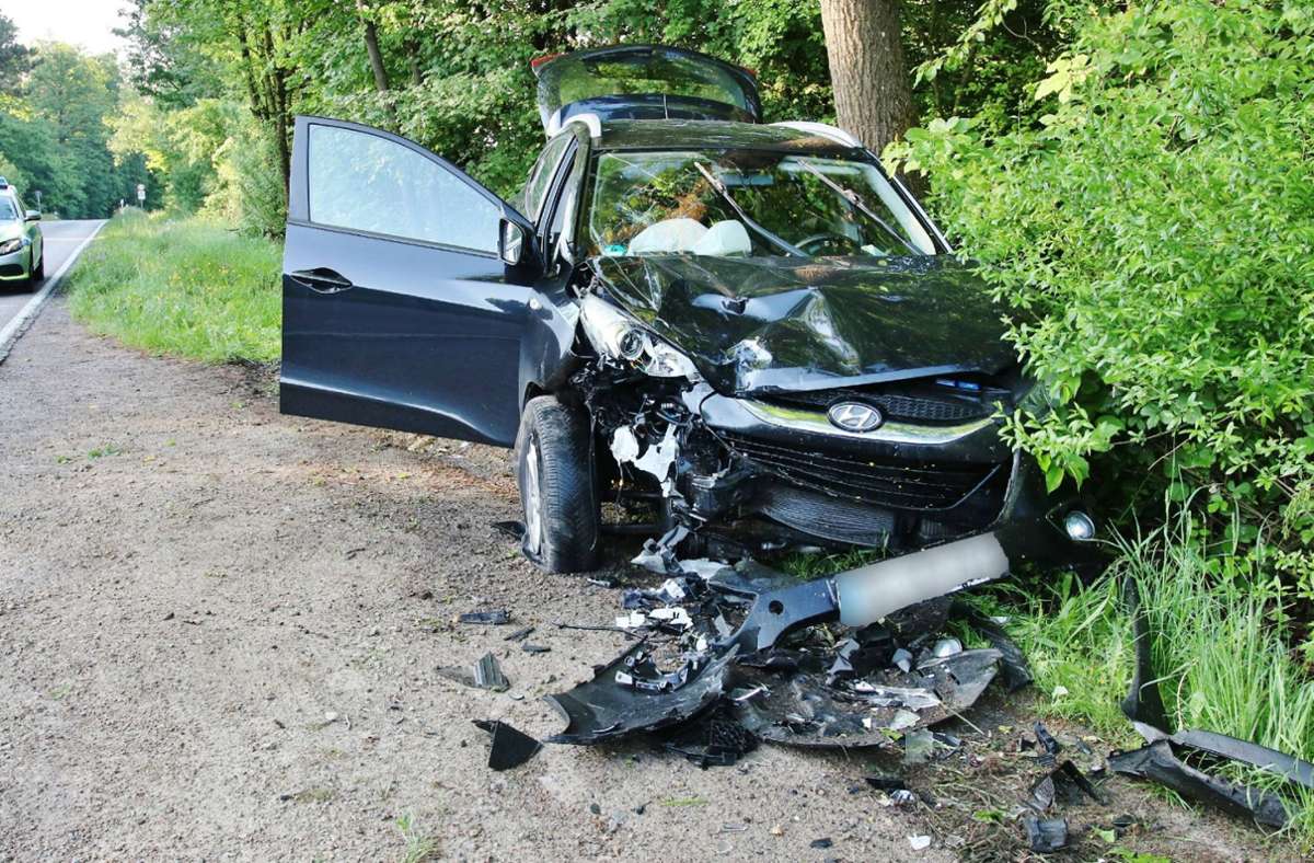 Der 49-jährige Autofahrer wurde bei dem Unfall schwer verletzt.