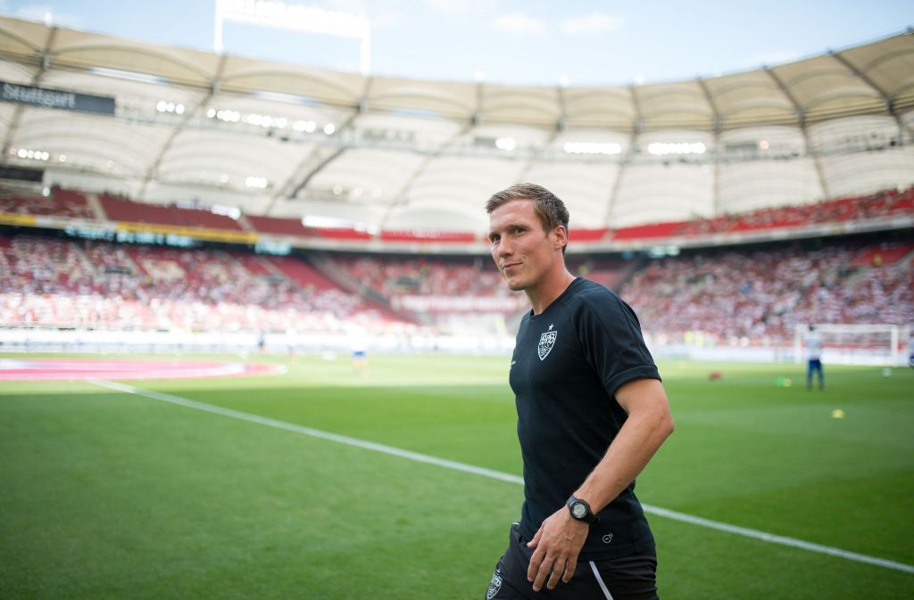 Hannes Wolf betritt vor dem ersten Heimspiel in dieser Saison den Rasen der Mercedes-Benz-Arena.