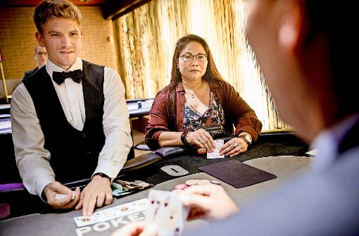 Marivec Benker-Imdahl liebt das Pokerspiel im Stuttgarter Casino. Foto: Lichtgut/Jan Potente