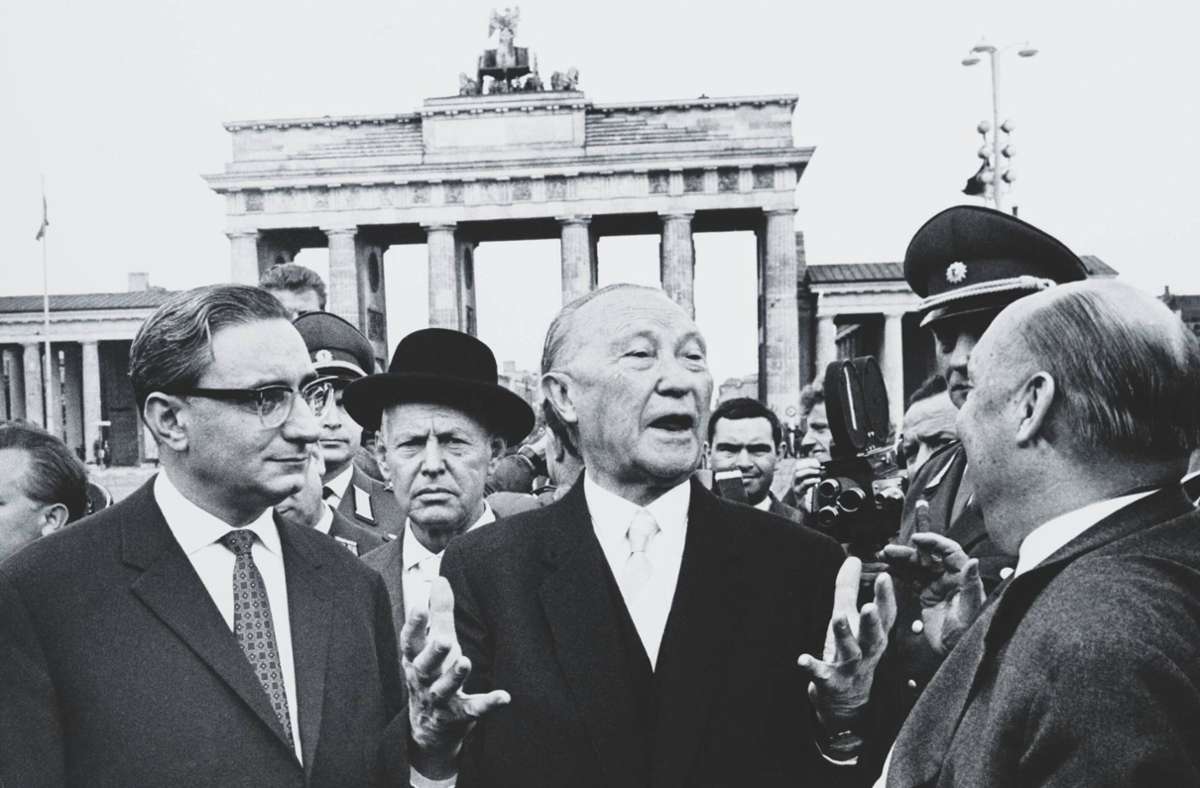 Konrad Adenauer (1949): Konrad Adenauer (Mitte) war von 1949 bis 1963 der erste Bundeskanzler der Bundesrepublik Deutschland. Zuvor war er Oberbürgermeister von Köln. Im Nationalsozialismus wurde er seiner Ämter enthoben und zeitweise verhaftet. Hier sieht man ihn am 31. Oktober 1963 vor dem Brandenburger Tor.