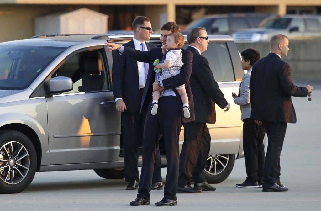 Jared Kushner, enger Berater von Präsident Trump, und sein Sohn Theodore stehen auf der Andrews Air Force Base.