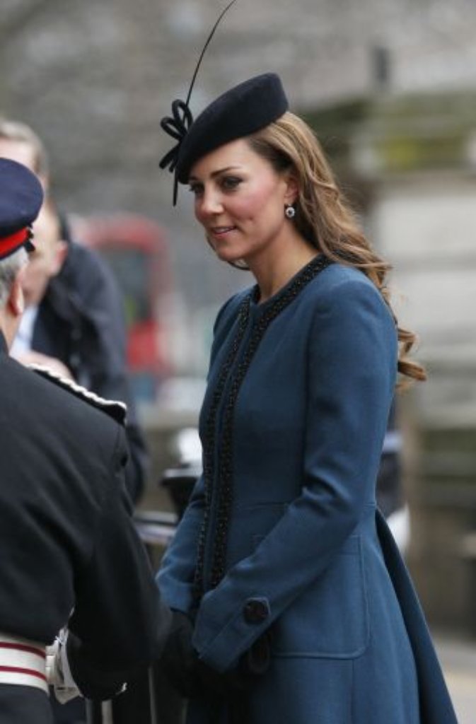 Das Jubiläum der Londoner Tube feiert Kate mit einem königlichen Auftritt in einem Mantel von Malene Birger.