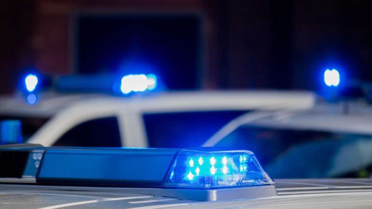  Ein Unbekannter hat eine Mitarbeiterin einer Tankstelle in Deckenpfronn am Donnerstagabend ausgeraubt. Die Polizei sucht nach Hinweisen zum Täter. 