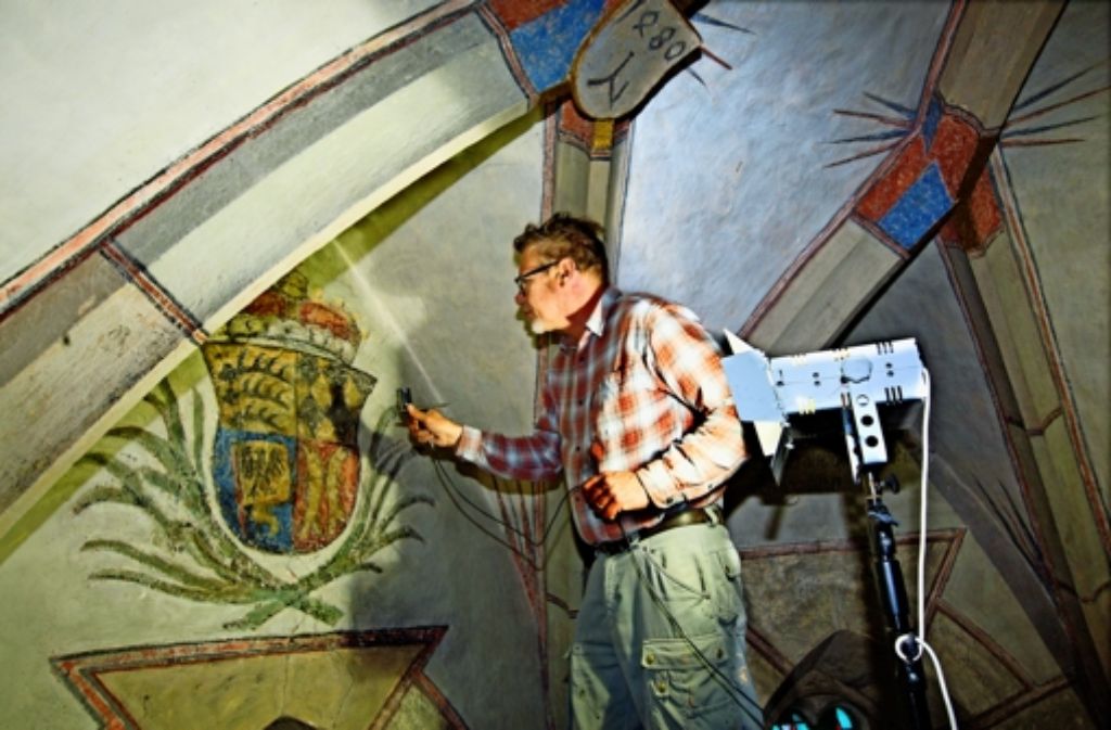 In  acht  Metern Höhe legt der Restaurator Martin Holzinger letzte Hand an das herzogliche Wappen der Württemberger. Foto: Horst Rudel