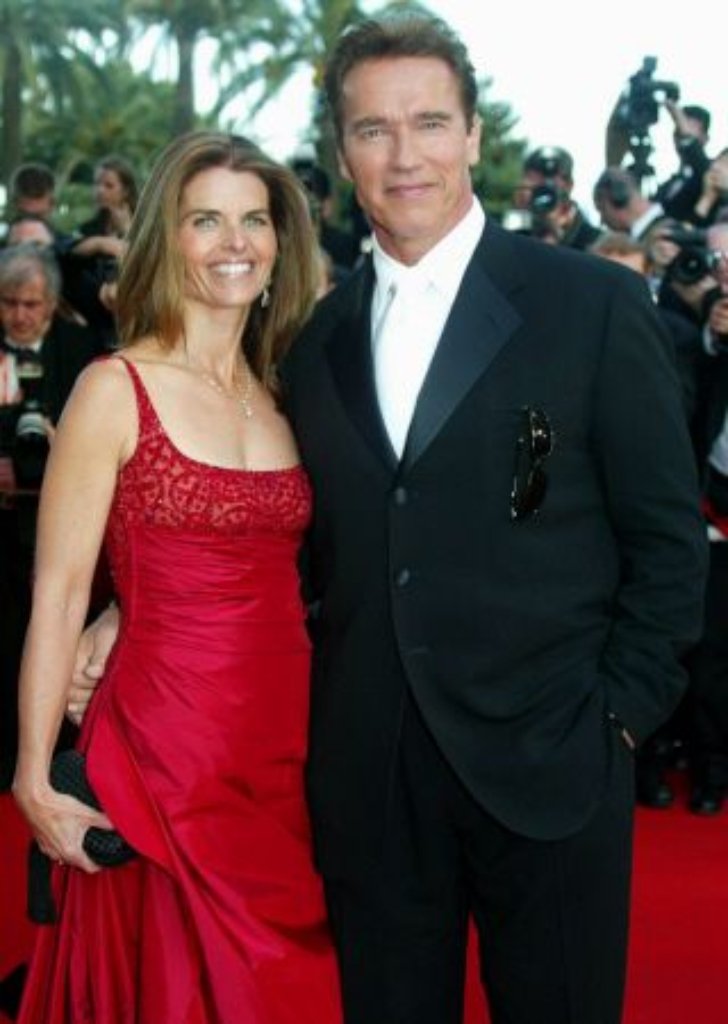 Privates Glück: Mit seiner Frau Maria Schriver im Arm erscheint Schwarzenegger im Mai 2003 bei den Filmfestspielen in Cannes.