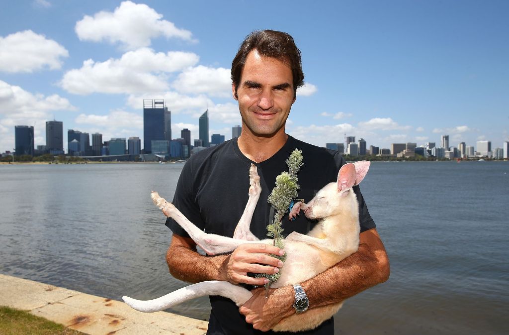 Tennis-Legende Roger Federer knuddelt in Perth Känguru Casper. Foto: Getty Images