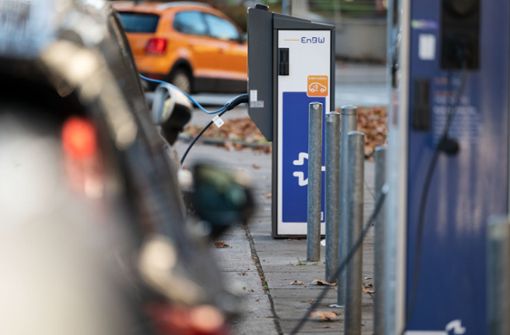 Wer sein E-Auto an Säulen der EnBW lädt, zahlt von Mitte Januar 2023 an deutlich mehr. Foto: dpa/Marijan Murat