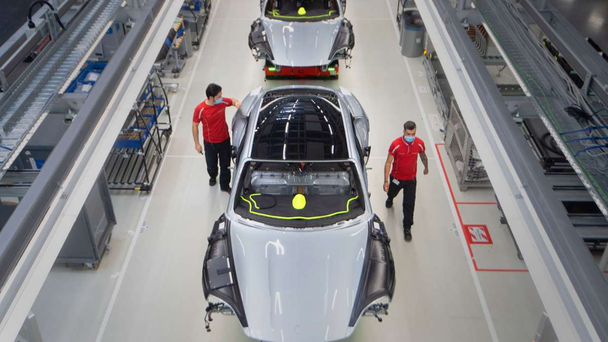  Corona und Chipmangel zum Trotz stellen die Zuffenhausener einen neuen Absatzrekord auf: 2021 wurden knapp 302 000 Fahrzeuge von Porsche ausgeliefert – elf Prozent mehr als im Jahr davor. 