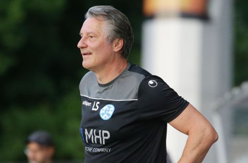 Lutz Siebrecht, der Sportliche Leiter der Stuttgarter Kickers, fühlt sich bei den Blauen wohl: Vieles   spricht für eine Verlängerung des am Saisonende auslaufenden Vertrags. Foto: Baumann