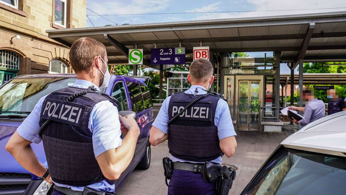  Am Bahnhof in Weinstadt-Endersbach läuft derzeit ein Polizeieinsatz. Am Bahnsteig wurde ein Toter gefunden – ein Hubschrauber ist im Einsatz. Die Polizei ermittelt und richtet eine Soko ein. 