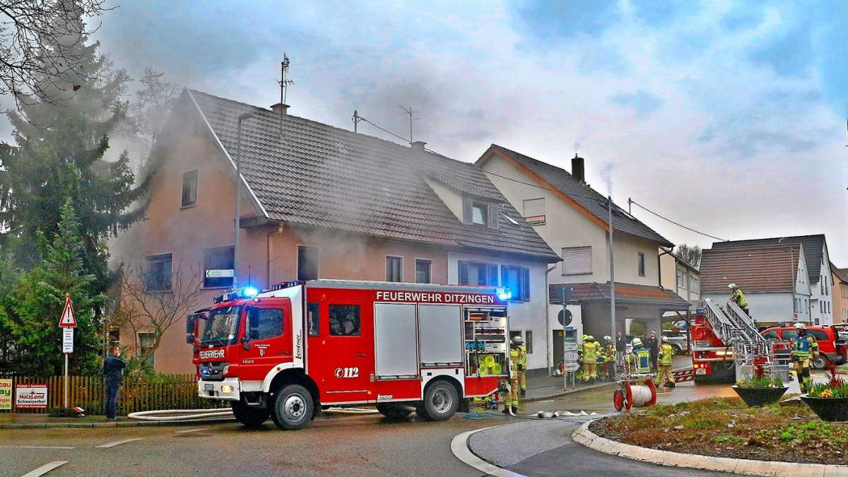 Brand gegenüber der Ditzinger Feuerwache: Feuerwehr rettet Frau aus den Flammen