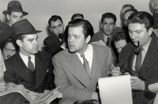Orson Welles beteuert 1938 gegenüber Reportern, er habe keine Panik auslösen wollen – und suggeriert so, es habe Panik gegeben. Foto: AP