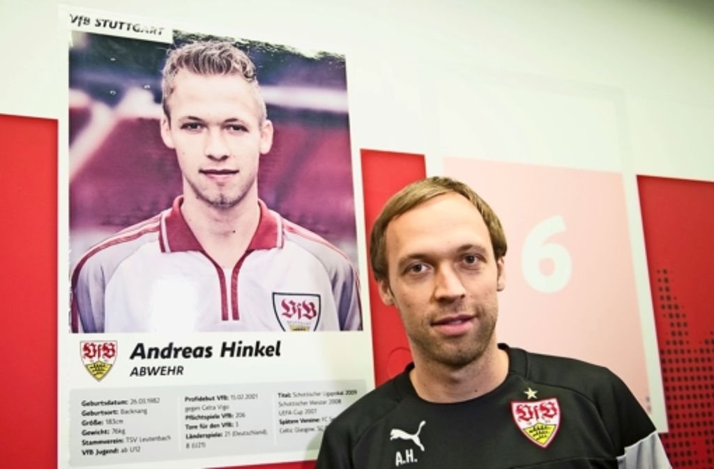 Im vergangenen Sommer ist Andreas Hinkel beim VfB Stuttgart zum Co-Trainer der U17 aufgestiegen und kämpft mit dem Team sofort um die Deutsche Meisterschaft. Doch soll nach der Saison 2014/2015 Schluss sein. Er will den Verein verlassen.