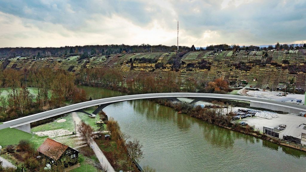 Neue Brücke bei Benningen: Im eleganten Bogen über den Neckar