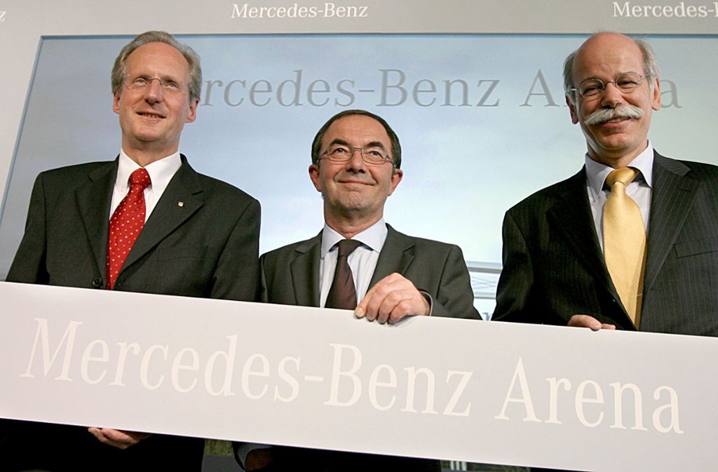 Am 31. März 2008 wurde bekannt gegeben, dass das Stadion „Mercedes-Benz Arena“ heißen soll. Mit im Bild sind Wolfgang Schuster (l.) und Daimler-Chef Dieter Zetsche (r.).