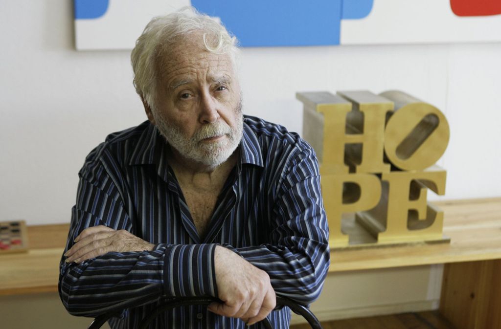 Robert Indiana (1928-2018) wurde unter anderem mit gekippten Buchstaben als Pop-Art-Künstler weltberühmt.