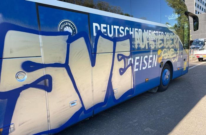 Fans von Eintracht Trier beschmieren Kickers-Bus