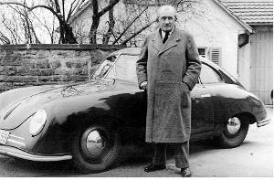 Ferdinand Porsche am 27. März 1950   vor seiner Stuttgarter Villa. Foto: dpa