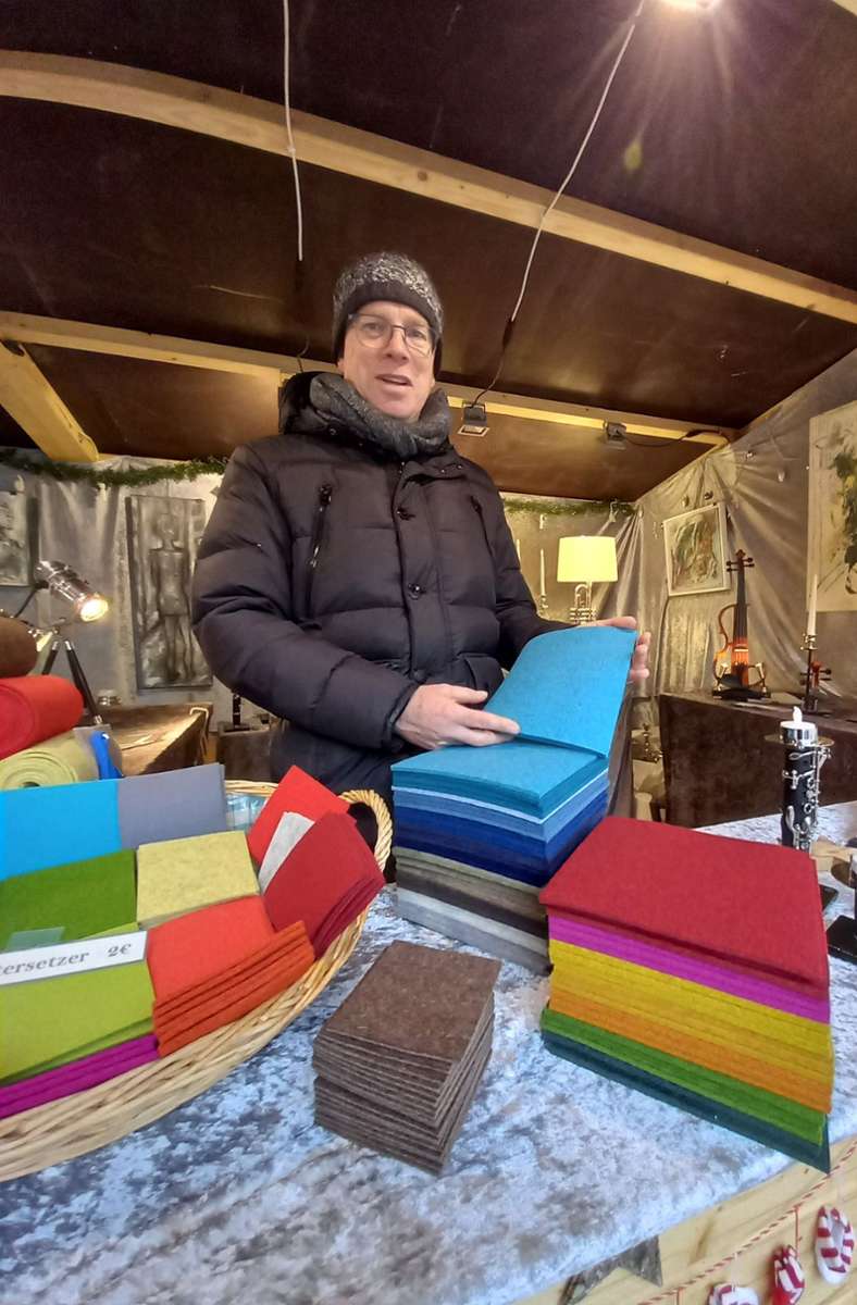 Bernd Dürr ist erstmals mit seinem Stand „Freihändig-Werkstatt für Besonderes “ auf dem Waiblinger Weihnachtsmarkt.