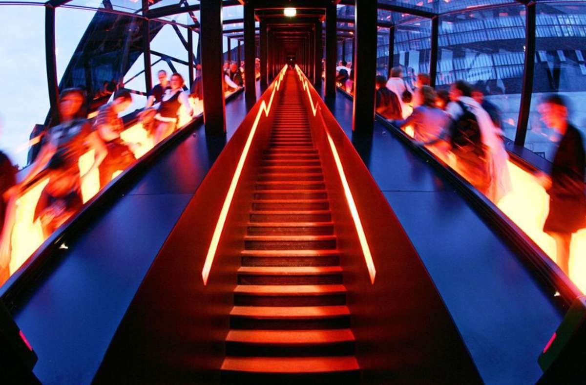 Auf der Zeche Zollverein in Essen befindet sich die längste freistehende Rolltreppe Deutschlands: zwei Gangways mit je 250 Stufen, 58 Meter lang, 90 Sekunden Fahrzeit.