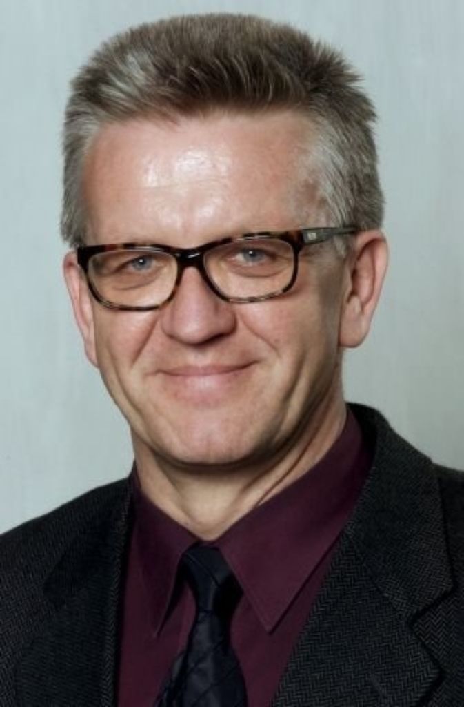 Schicke Brille, adretter Anzug: so oder so ähnlich bewirbt sich Kretschmann 2001 bei seinen Wählern in Nürtingen um einen Sitz im Landtag.