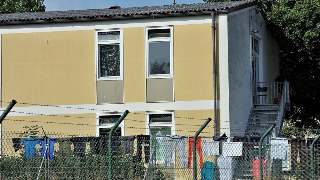  Immer wieder werden Heime von Asylbewerbern zu Hotspots der Corona-Ausbreitung. In Bayern gehen die Behörden mit Bauzäunen und Großeinsätzen der Polizei dagegen vor. 