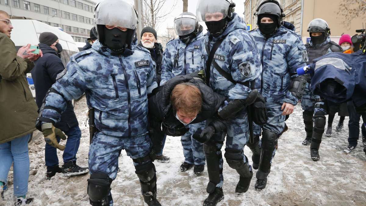  Mehr als 1000 Menschen sind offenbar bei Protesten gegen die Inhaftierung des Kremlkritikers Alexej Nawalny festgenommen worden. Im Laufe des Sonntags dehnten sich die Proteste auf Städte in ganz Russland aus. 