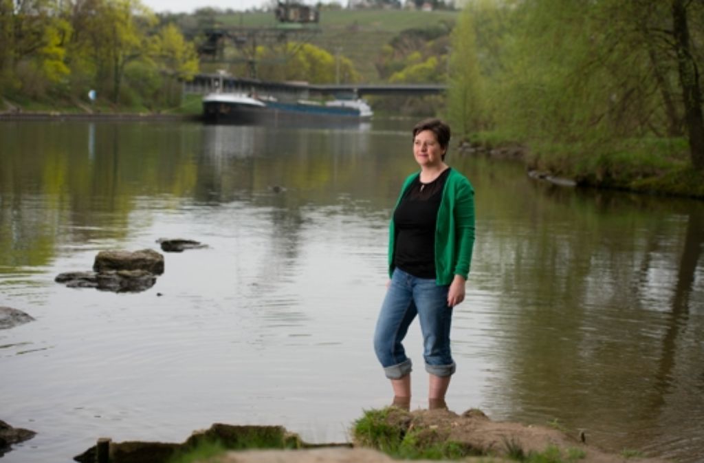 Mit den Füßen im Fluß: Marion Heck hat die Facebook-Seite „Neckarfreunde“ gegründet. Auf dem Neckar, sagt sie, solle nicht nur Frachtgut transportiert werden.