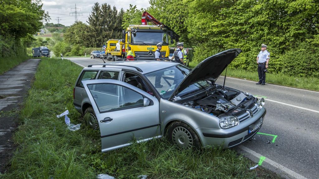 Schwerer Unfall in Ludwigsburg: Feuerwehr muss Fahrerin aus dem Auto schneiden