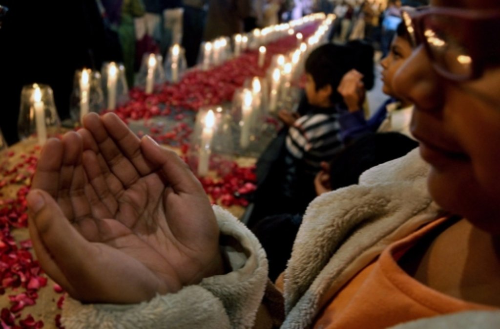 Nach dem Schulmassaker, bei dem radikalislamische Taliban rund 150 Menschen getötetet hatten, trauert Pakistan um die Opfer.