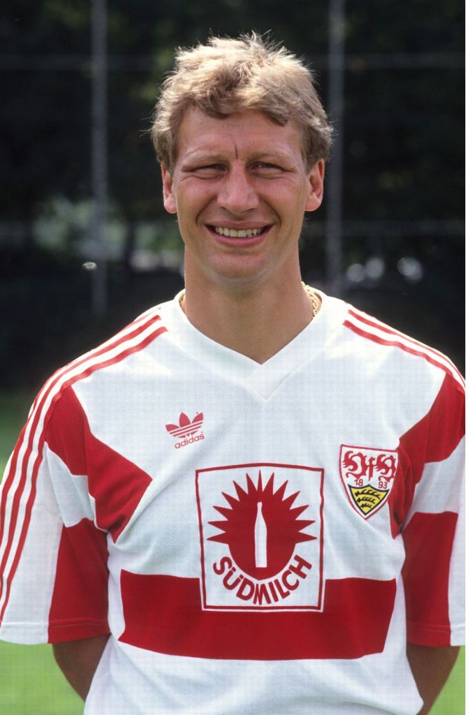Guido Buchwald zeigt sich im VfB-Trikot der Saison 1991/1992 mit zahlreichen roten Elementen.