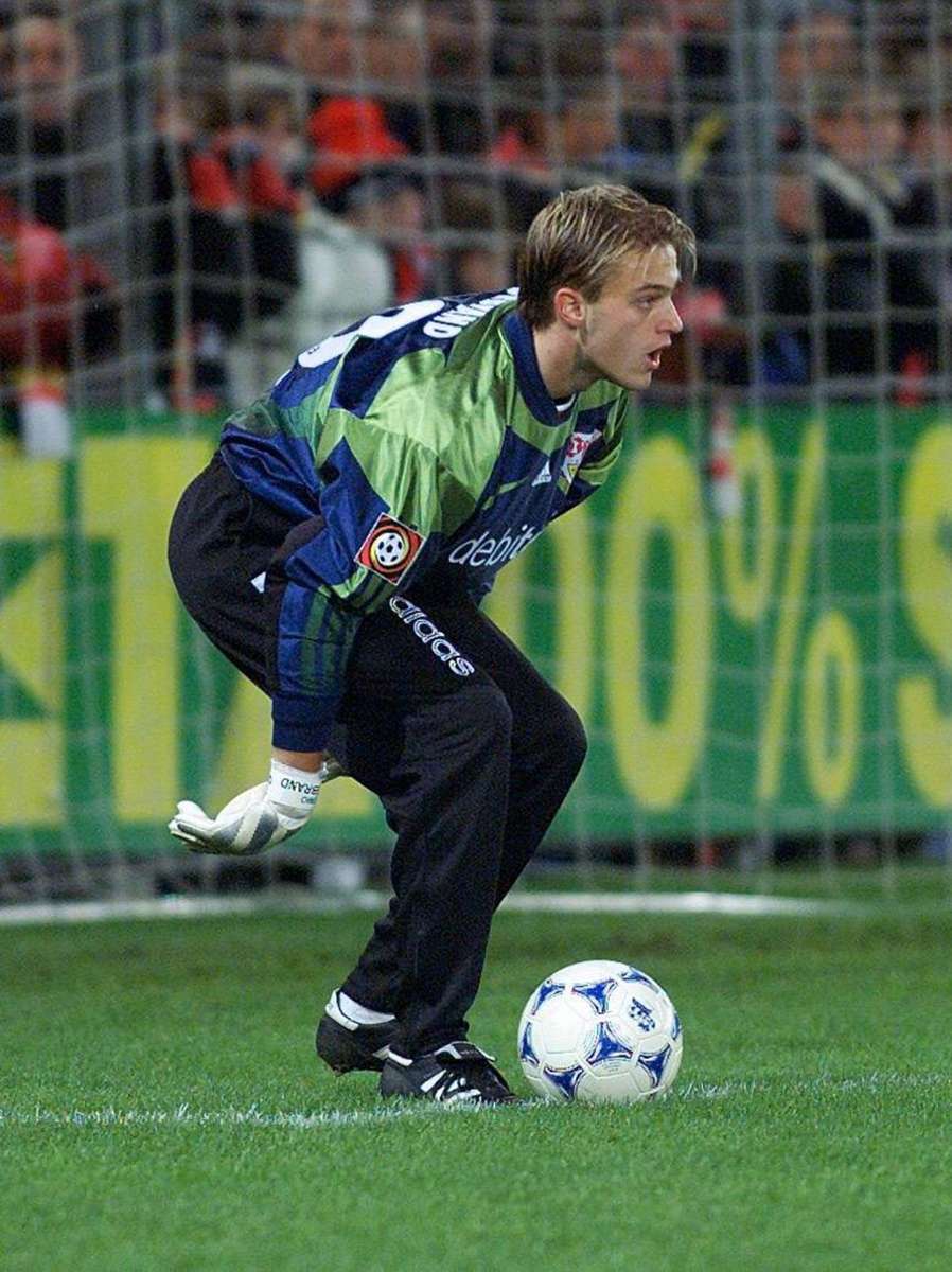 Timo Hildebrand kommt für den verletzten Franz Wohlfahrt Ende 1999 zu seinem ersten Bundesligaspiel. 300 weitere werden folgen.